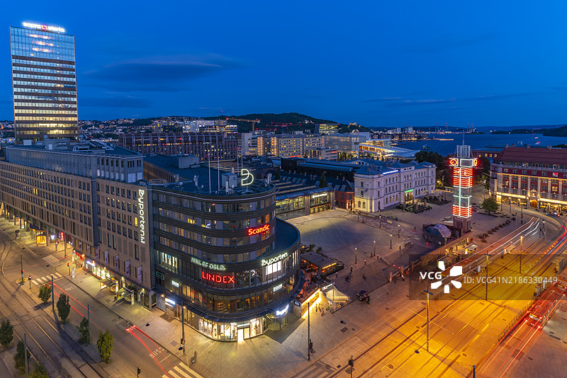 黄昏时分从高处俯瞰奥斯陆的火车广场和城市天际线，挪威，斯堪的纳维亚，欧洲图片素材