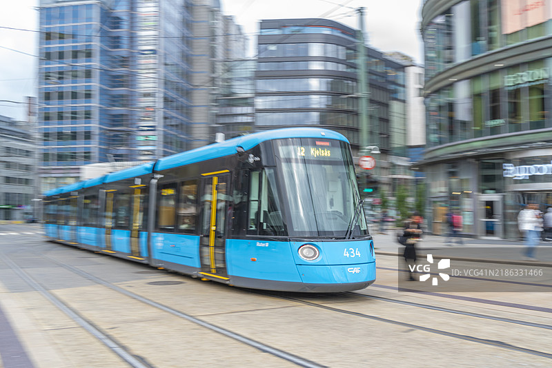 挪威奥斯陆铁路广场上行驶的城市电车景观图片素材