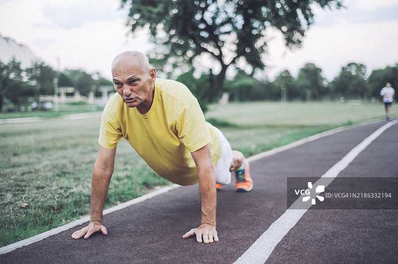 老年人在户外锻炼图片素材