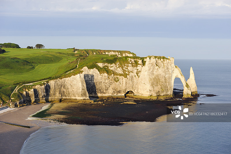 艾特雷塔的白垩悬崖与拱门及“针尖”岩石，诺曼底地区，法国，欧洲图片素材