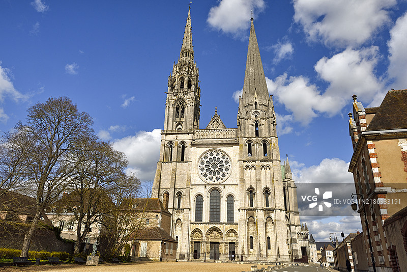 从前院看到的教堂西立面，联合国教科文组织世界遗产，沙特尔，厄尔-卢瓦尔省，中央大区，法国，欧洲图片素材
