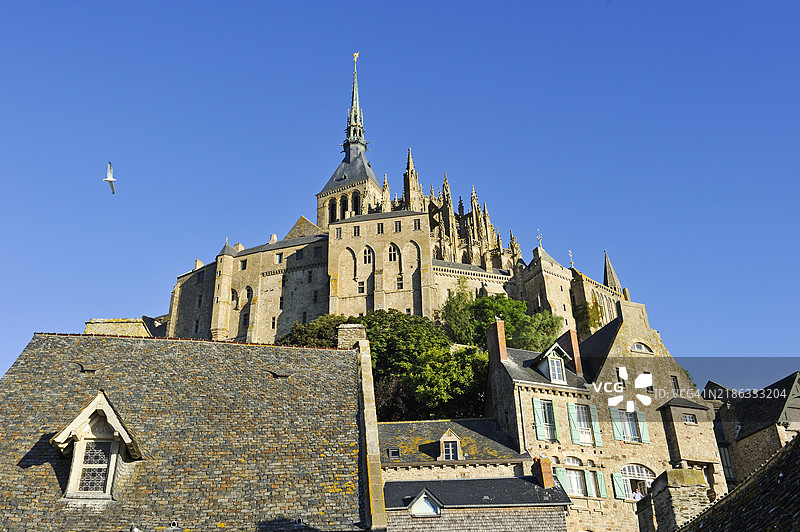从蒙圣米歇尔的城墙上俯瞰修道院，联合国教科文组织世界遗产，法国诺曼底地区曼什省，欧洲图片素材