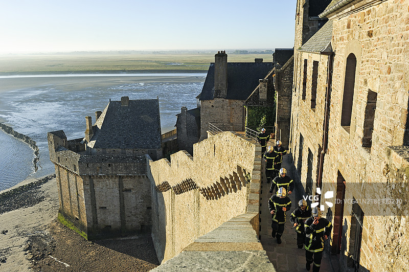 法国诺曼底地区曼什省的圣米歇尔山城墙上正在训练的消防员图片素材