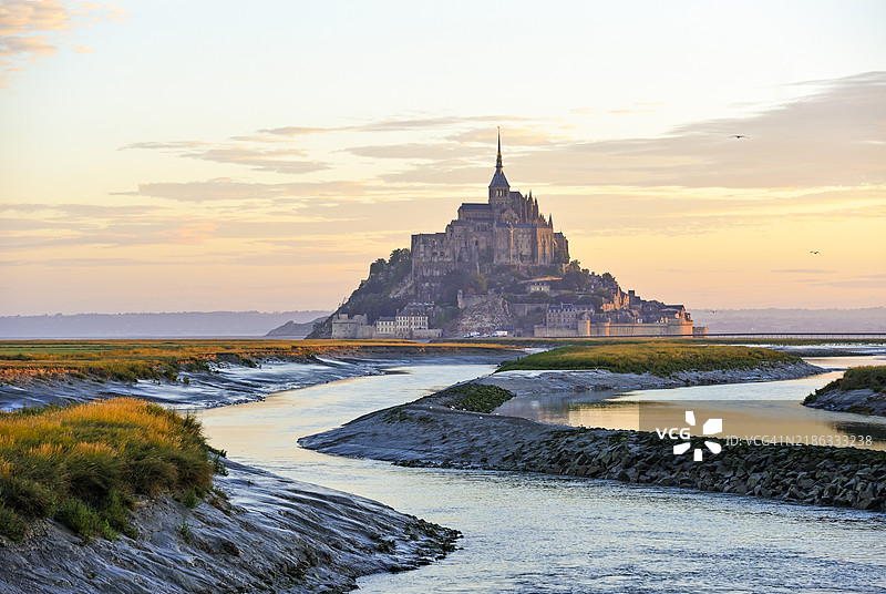 圣米歇尔山，联合国教科文组织世界遗产，位于法国诺曼底地区曼什省的库埃农河口，日出时分。图片素材