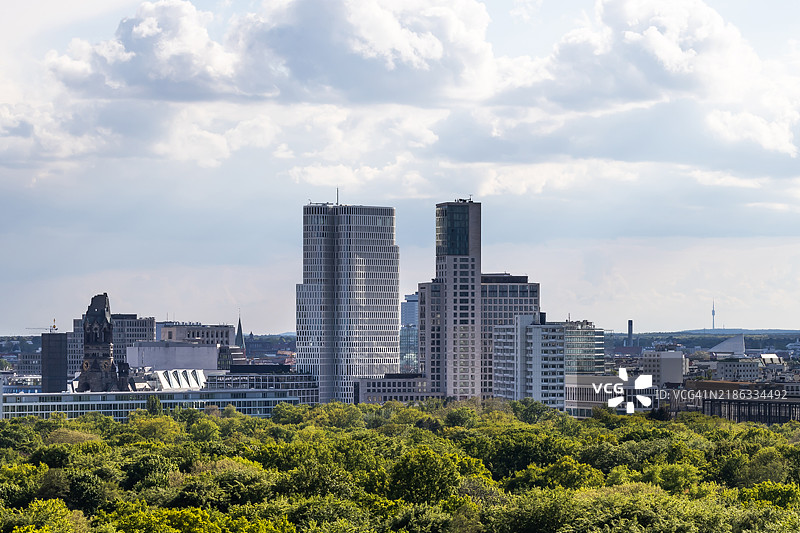 柏林城市天际线：凯泽威廉纪念教堂（Kaiser-Wilhelm-Gedächtnis-Kirche）和现代摩天大楼 - 柏林-夏洛滕堡，德国图片素材