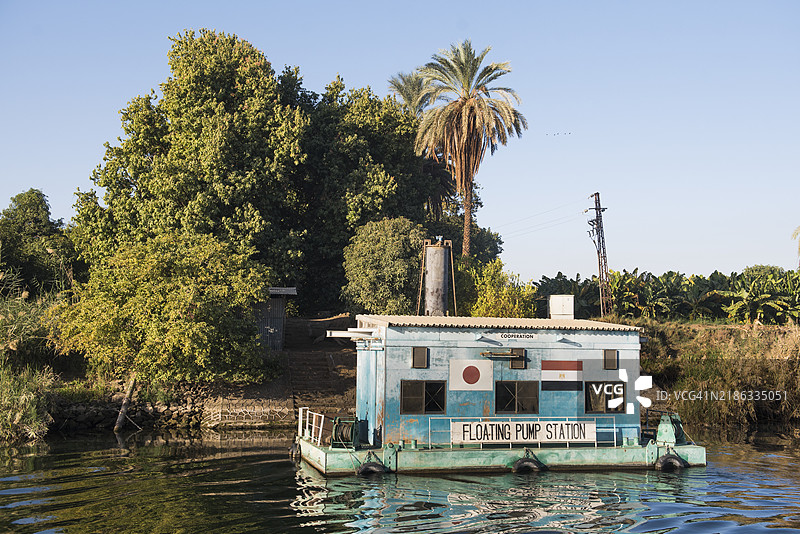供水泵站为农业灌溉渠道提供水源，位于埃及埃斯纳附近的尼罗河岸，北非。图片素材