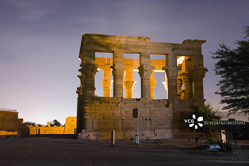 菲莱神庙的声光秀，特拉扬亭，联合国教科文组织世界遗产，阿吉尔基亚岛，阿斯旺，埃及，北非，非洲图片素材