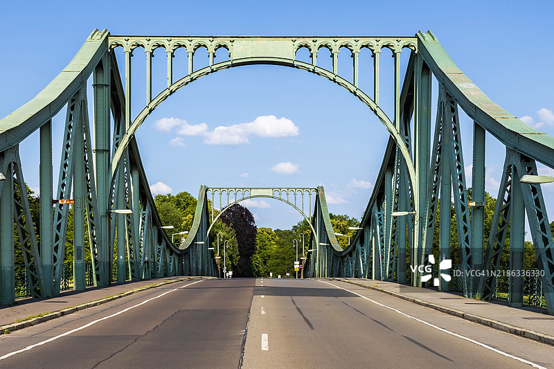 空荡荡的道路穿过格林尼克桥，跨越哈弗尔河，连接德国首都柏林和波茨坦。图片素材
