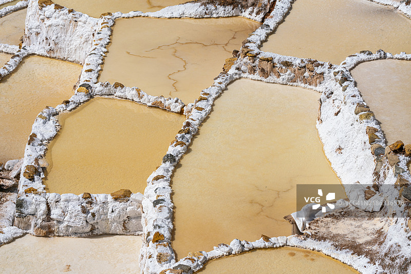 马拉斯盐田梯田的高角度视图，位于秘鲁库斯科地区南美洲图片素材