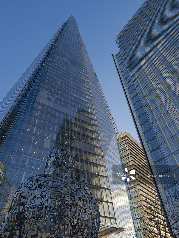 我们，位于伦敦桥旁的碎片大厦外的雕塑装置，伦敦，英格兰，联合王国，欧洲图片素材