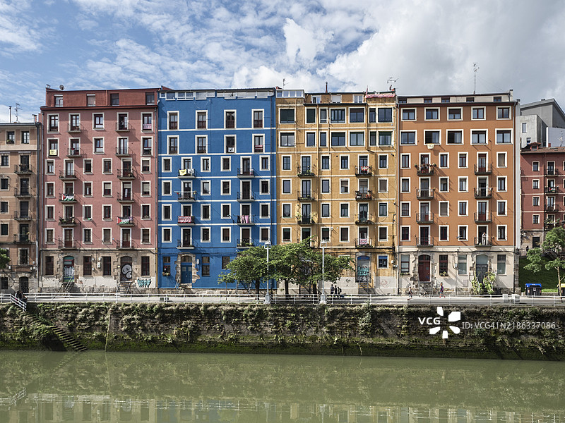 从市场看到的比尔巴鄂，巴斯克地区，西班牙，欧洲，内尔维翁河沿岸的彩色房屋图片素材