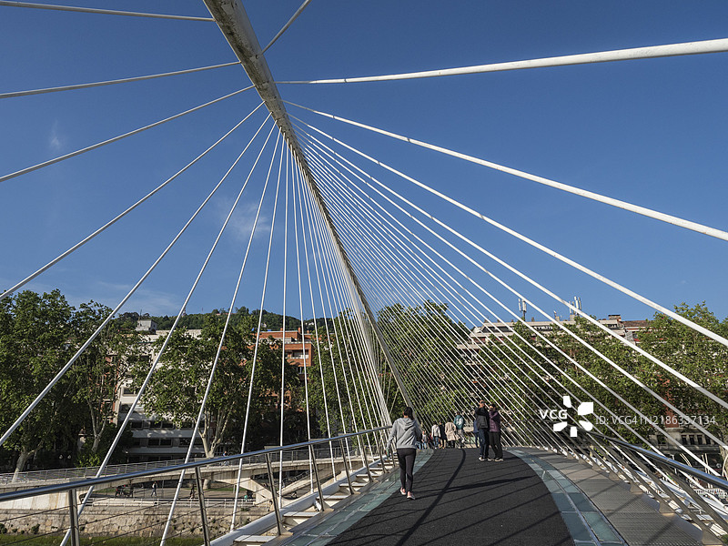 祖比祖里人行桥，由圣地亚哥·卡拉特拉瓦设计，内尔维翁河，毕尔巴鄂，巴斯克地区，西班牙，欧洲图片素材