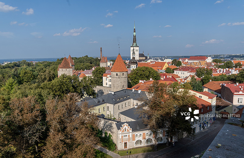 塔林市中心的老城，联合国教科文组织世界遗产，古老的历史和传统建筑景观，爱沙尼亚，欧洲图片素材