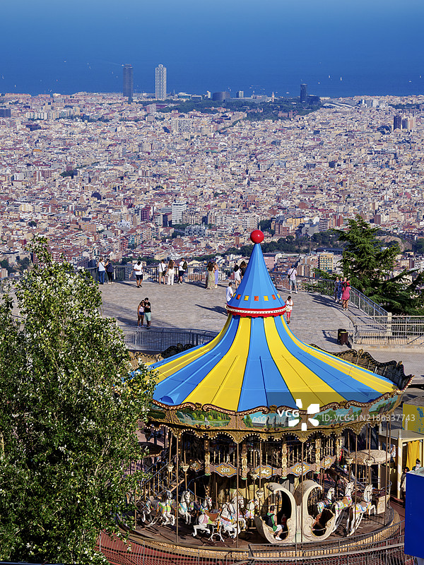 巴塞罗那提比达博游乐园的旋转木马，俯瞰视角，提比达博山，加泰罗尼亚，西班牙，欧洲图片素材