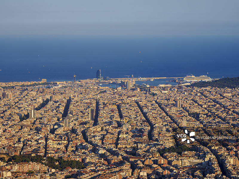 从巴塞罗那的提比达博山俯瞰的日落城市景观，西班牙，加泰罗尼亚，欧洲图片素材