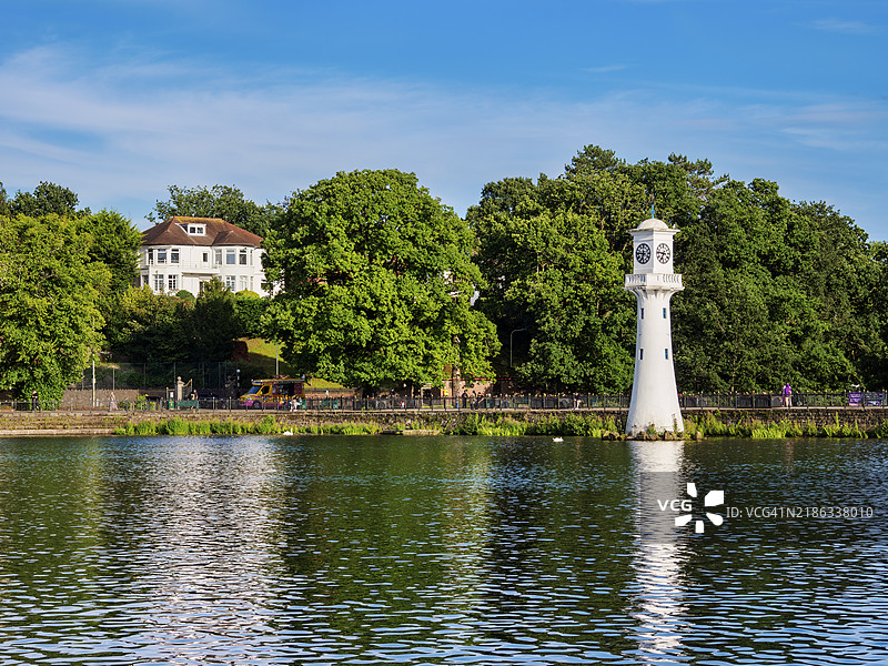 卡迪夫威尔士的罗思公园湖上的斯科特纪念灯塔，英国，欧洲图片素材