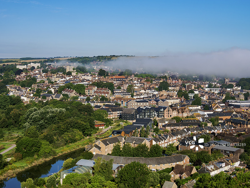 雾蒙蒙的早晨小镇风景，英国东萨塞克斯州刘易斯，欧洲图片素材