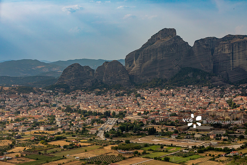 希腊特里卡拉的卡拉巴卡镇全景图片素材