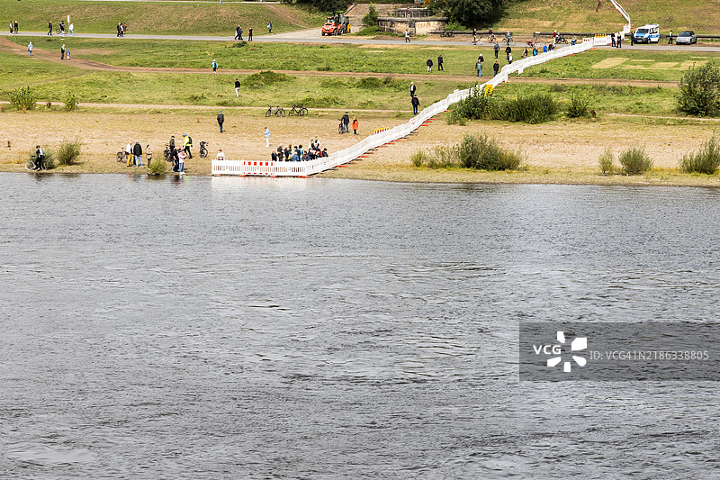 河岸上的障碍物与许多人图片素材