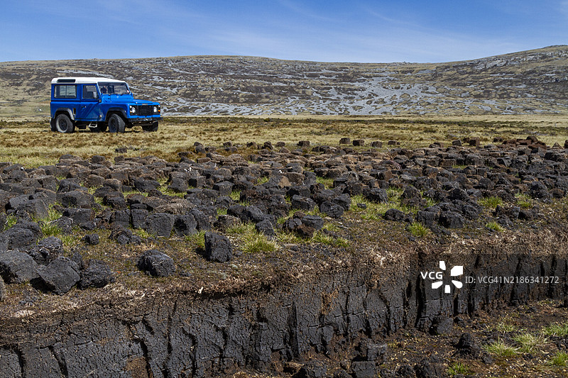 在南美洲福克兰群岛斯坦利附近的长岛农场，切割泥炭以晾干作为燃料。图片素材
