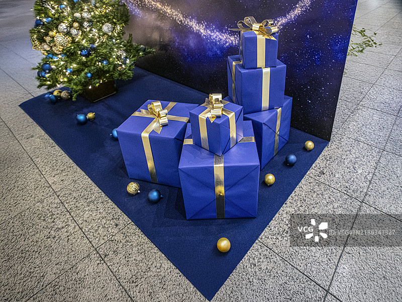 节日蓝金色圣诞礼物展示图片素材