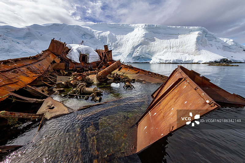 在南极洲企业群岛，20世纪捕鲸船“古尔维诺伦”的残骸景观图片素材