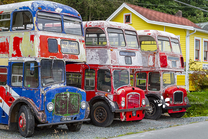 加拿大不列颠哥伦比亚省阿勒特湾的第一民族Kwakwaka'wakw人民的伦敦双层巴士图片素材