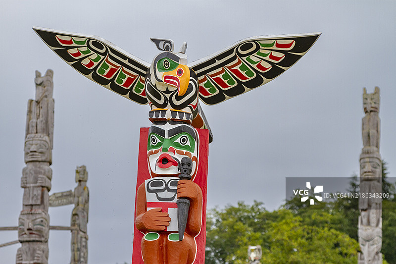 加拿大不列颠哥伦比亚省阿勒特湾的第一民族Kwakwaka'wakw人民的墓地中的图腾柱图片素材