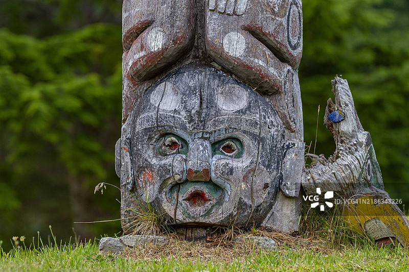 加拿大不列颠哥伦比亚省阿勒特湾的第一民族Kwakwaka'wakw人民的墓地中的图腾柱图片素材