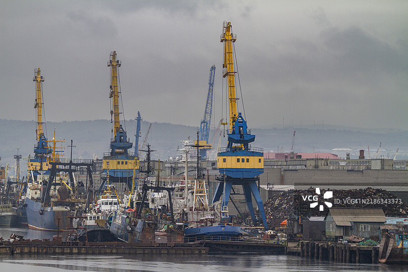 俄罗斯摩尔曼斯克市的工业化和军事化港口城市景观，位于科拉半岛北岸，摩尔曼斯克州，北极，欧洲图片素材