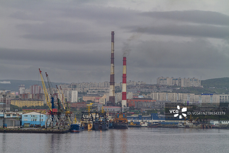 俄罗斯摩尔曼斯克市的工业化和军事化港口城市景观，位于科拉半岛北岸，摩尔曼斯克州，北极，欧洲图片素材