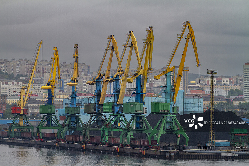 俄罗斯摩尔曼斯克市的工业化和军事化港口景观，位于科拉半岛北岸，摩尔曼斯克州，北极，欧洲图片素材