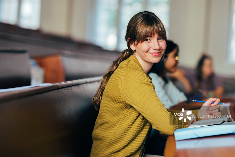 大学教室环境中的微笑女学生图片素材