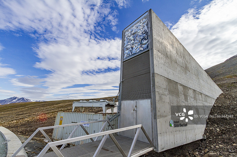 挪威斯瓦尔巴特群岛斯匹茨卑尔根岛朗伊尔城附近的全球种子库图片素材