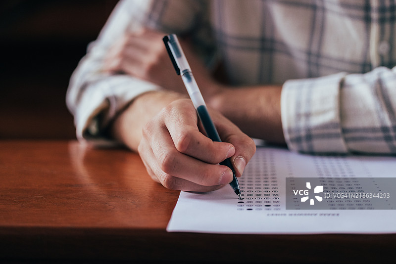 特写手部填写多项选择考试答题卡图片素材
