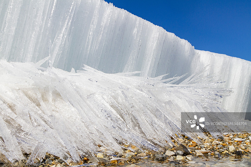 挪威斯瓦尔巴群岛埃吉亚岛上不寻常的苏打吸管冰形成图片素材
