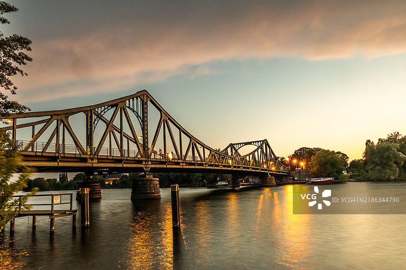 日落时分的格林尼克桥，连接柏林和波茨坦的地标图片素材
