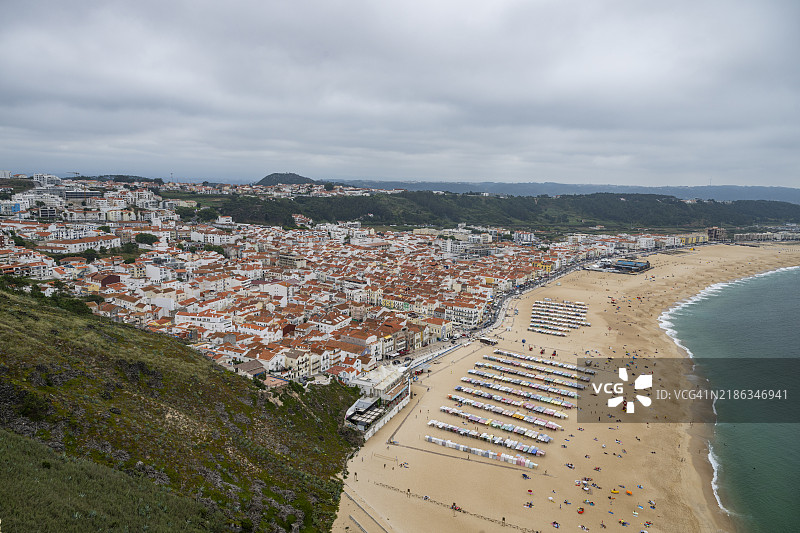 俯瞰葡萄牙西部纳扎雷镇及其宽阔海滩图片素材