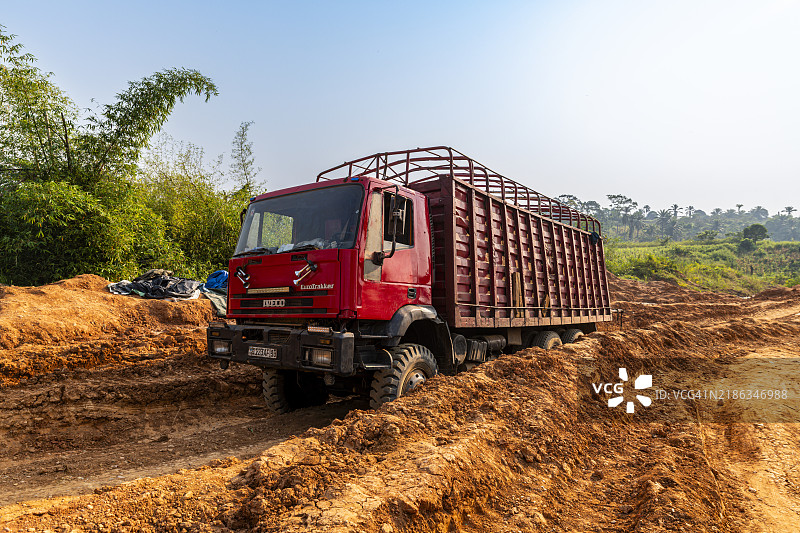 在刚果民主共和国卡萨伊省，Tshikapa和Kananga之间的极差道路上搁浅的卡车图片素材
