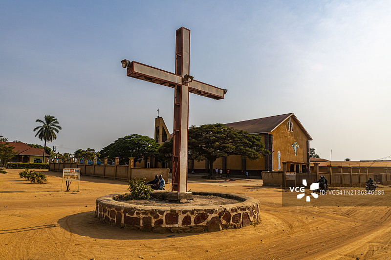 在刚果民主共和国伊图里省布尼亚大教堂前的巨大十字架图片素材
