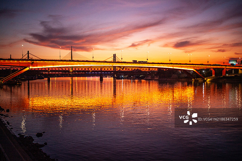 贝尔格莱德萨瓦河上的照明加泽拉桥在日落时分图片素材