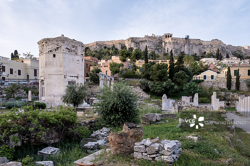 雅典罗马广场的日出景观，展示了风之塔，这是一座八角形的佩尔图利克大理石钟楼，背景是雅典卫城，希腊，欧洲图片素材