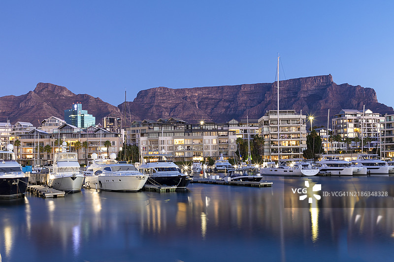 开普敦维多利亚与阿尔弗雷德海滨及桌山，南非，非洲图片素材