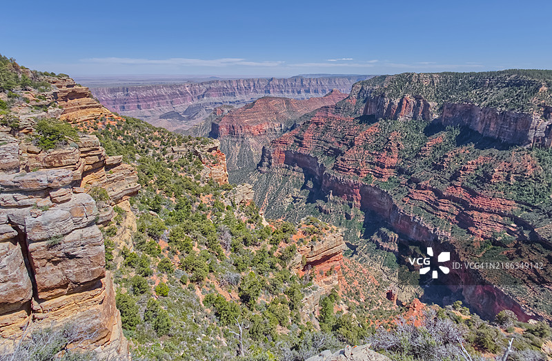 从大峡谷北缘的纳基点边缘俯瞰悬崖景观，远处可见最终岬角，大峡谷国家公园，联合国教科文组织世界遗产，亚利桑那州，美国，北美洲图片素材
