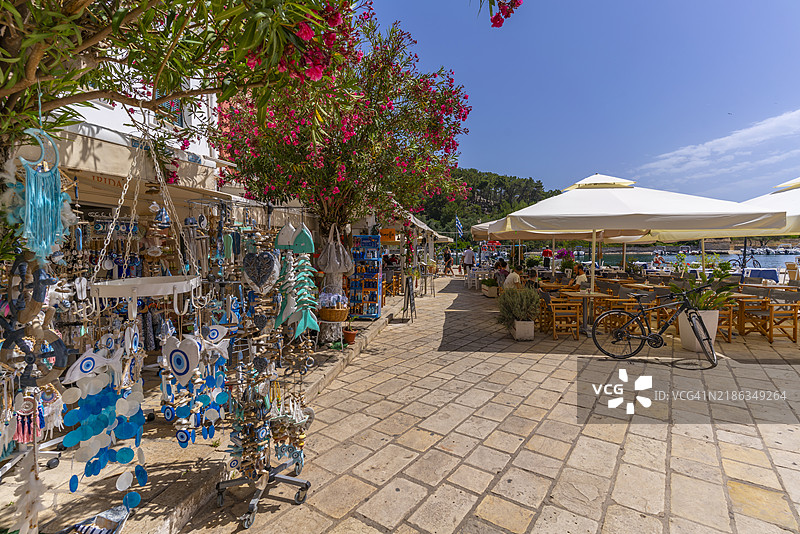 在希腊帕克索斯岛的盖奥斯镇升天广场的咖啡馆和餐厅景观图片素材