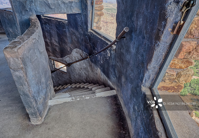 从美国亚利桑那州大峡谷南缘的历史悠久的沙漠景观瞭望塔四楼向下的楼梯，联合国教科文组织世界遗产地。图片素材