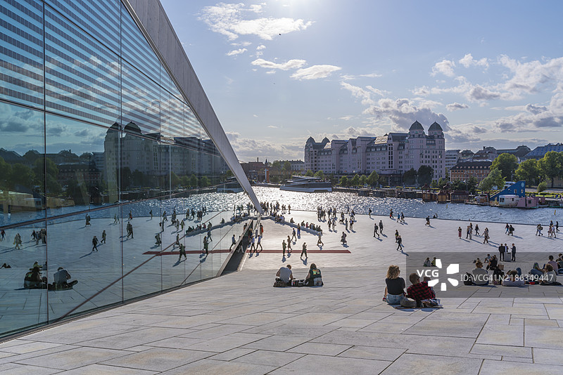 挪威奥斯陆歌剧院在阳光明媚的日子里的景观，斯堪的纳维亚，欧洲图片素材