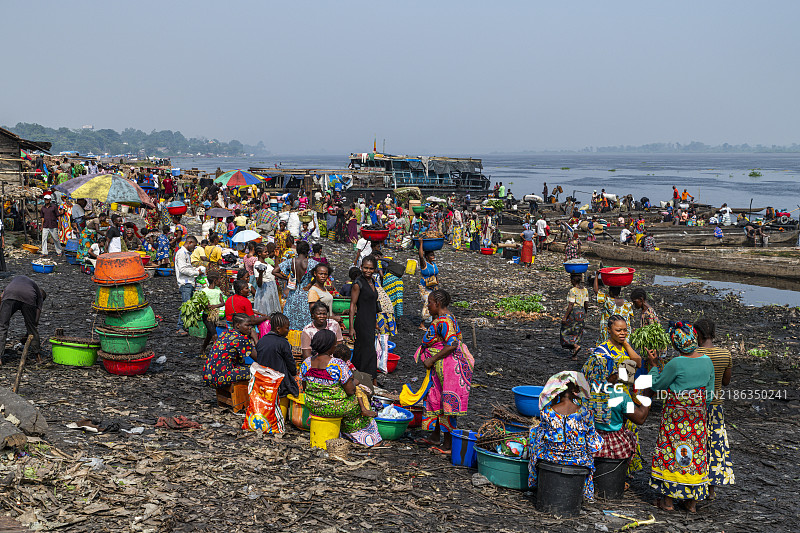刚果民主共和国埃奎特尔省姆班达卡的河流市场图片素材
