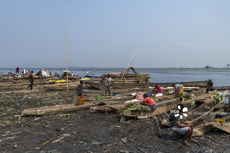 刚果民主共和国埃奎特尔省姆班达卡的河流市场图片素材