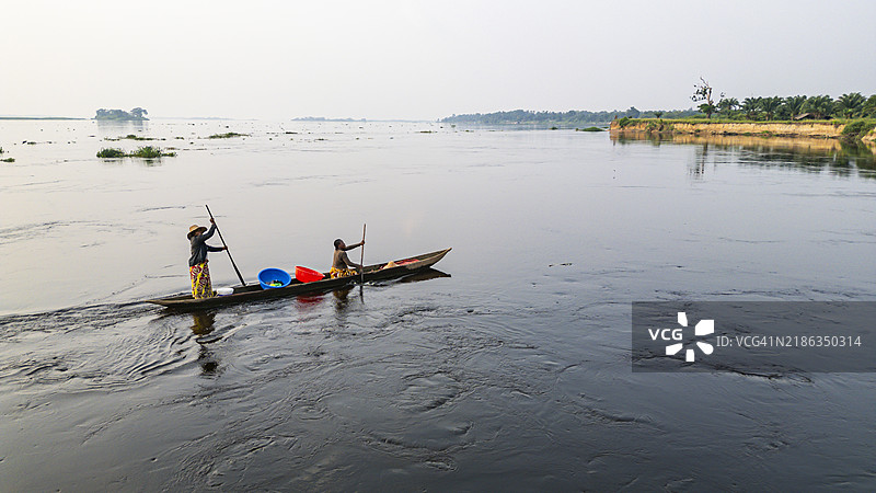 刚果河上的 dugout 独木舟航拍，位于刚果民主共和国的姆班达卡，埃奎特尔省，非洲图片素材